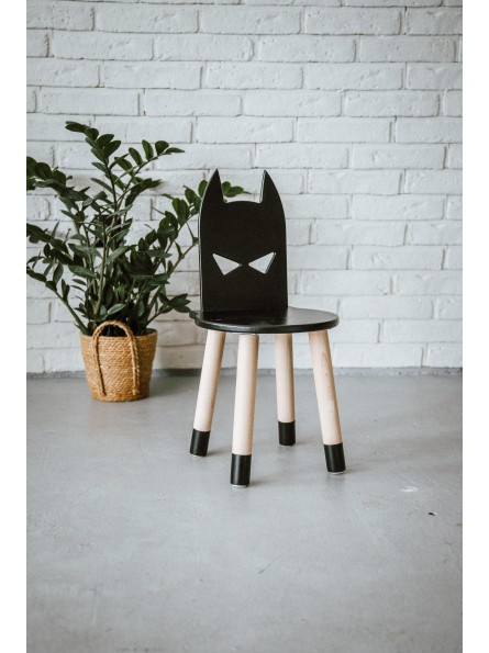 Drewniane czarne krzesełko dla chłopca