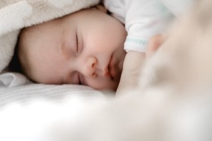 Jak nauczyć dziecko spać w łóżeczku? Porady